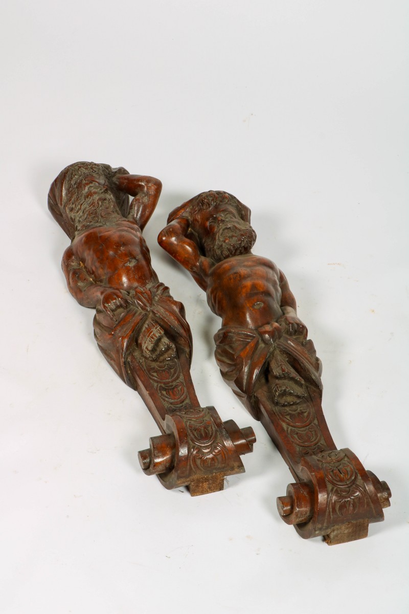 Een set van (2) gesneden houten Atlanten, afkomstig van een beeldenkast ca. 1900.