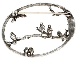 Sterling zilveren broche met vogels op een tak.