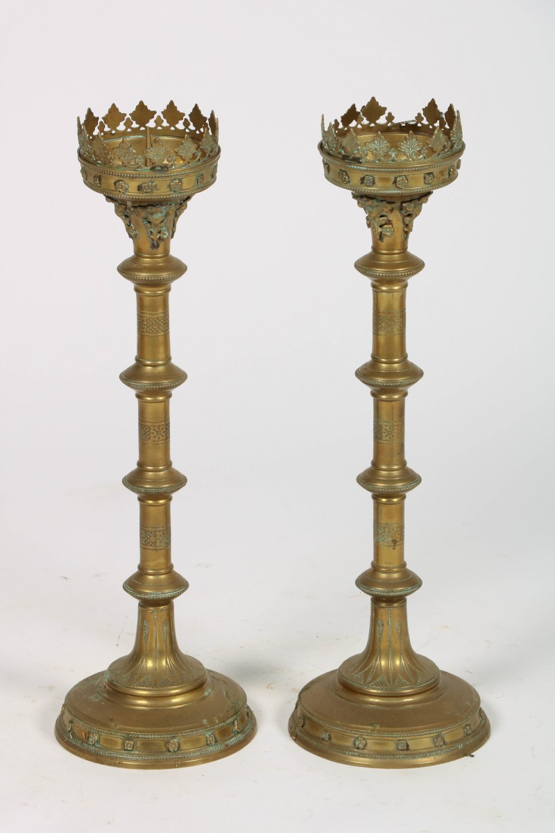 Een set van (2) gilt Neogotische penkandelaren, ca. 1880.