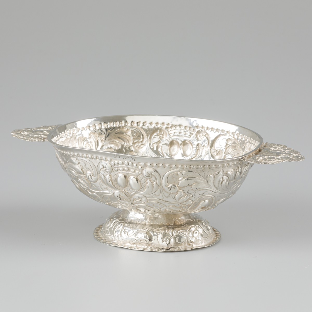 Brandewijnkom (Nederland, Sneek, Wieger Cornelisz Schreuder 1745) zilver.