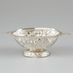 Brandewijnkom (Nederland, Sneek, Wieger Cornelisz Schreuder 1745) zilver.