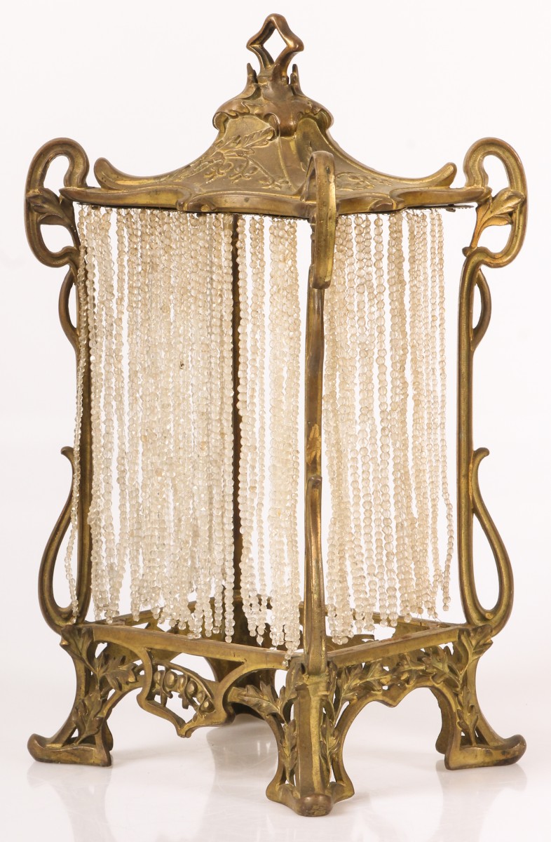 Een verguld bronzen Art Nouveau boudoir lantaarntje met pailletten, Frankrijk, vroeg 20e eeuw.