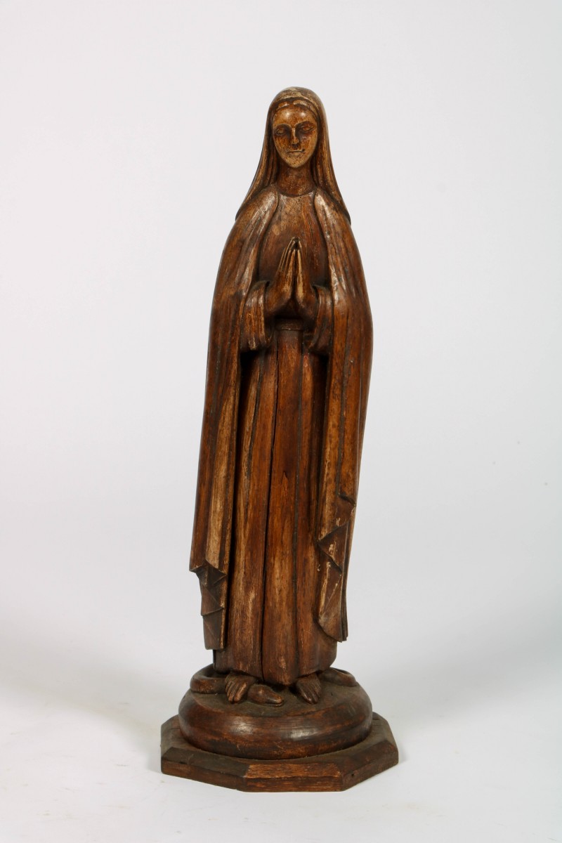 Een eikenhouten sculptuur van een biddende non, 20e eeuw.