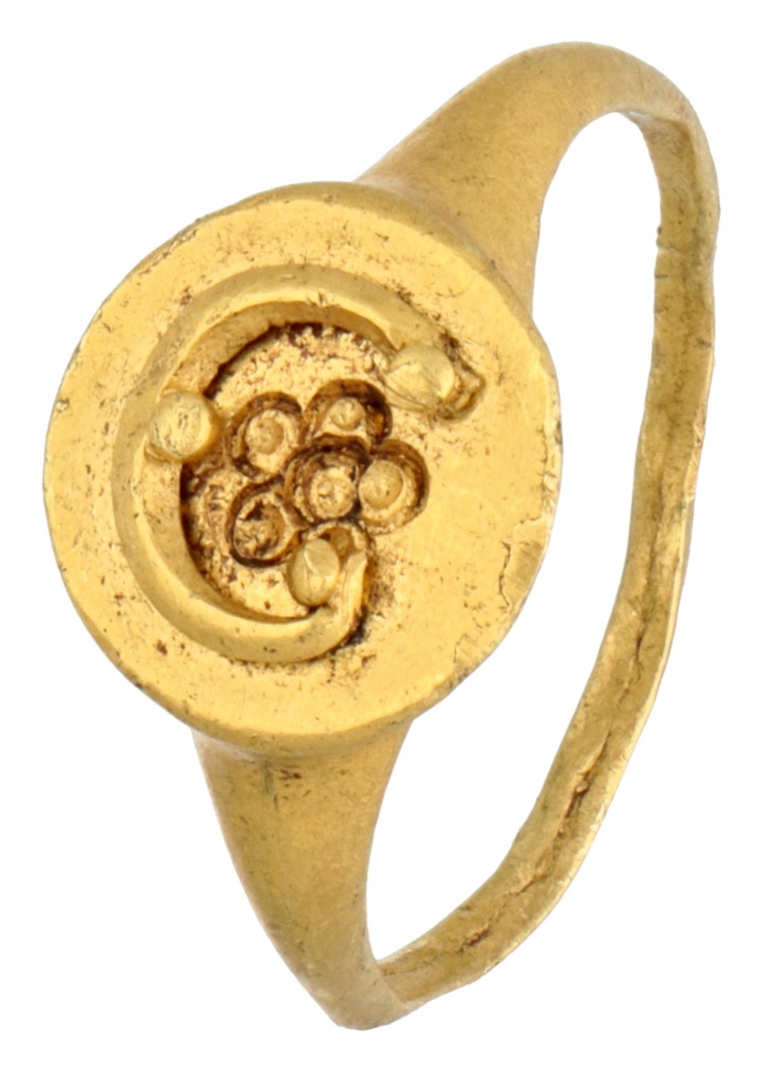 Eeuwenoude vermoedelijk Romeinse 18 kt. geelgouden ring met vrouwelijke symboliek (rozet en lunula).