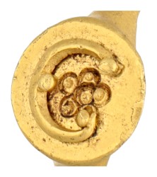 Eeuwenoude vermoedelijk Romeinse 18 kt. geelgouden ring met vrouwelijke symboliek (rozet en lunula).