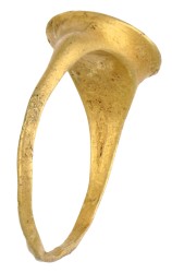 Eeuwenoude vermoedelijk Romeinse 18 kt. geelgouden ring met vrouwelijke symboliek (rozet en lunula).