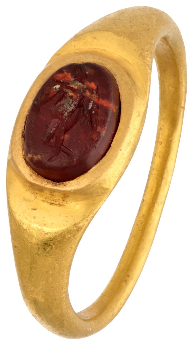 Eeuwenoude vermoedelijk Romeinse 22 kt. geelgouden intaglio ring voorstellende Nike.