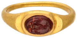 Eeuwenoude vermoedelijk Romeinse 22 kt. geelgouden intaglio ring voorstellende Nike.