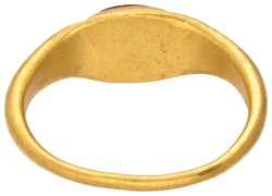 Eeuwenoude vermoedelijk Romeinse 22 kt. geelgouden intaglio ring voorstellende Nike.