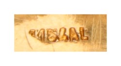 Vintage 18 kt. geelgouden ring met parel, gedecoreerd met rode emaille.