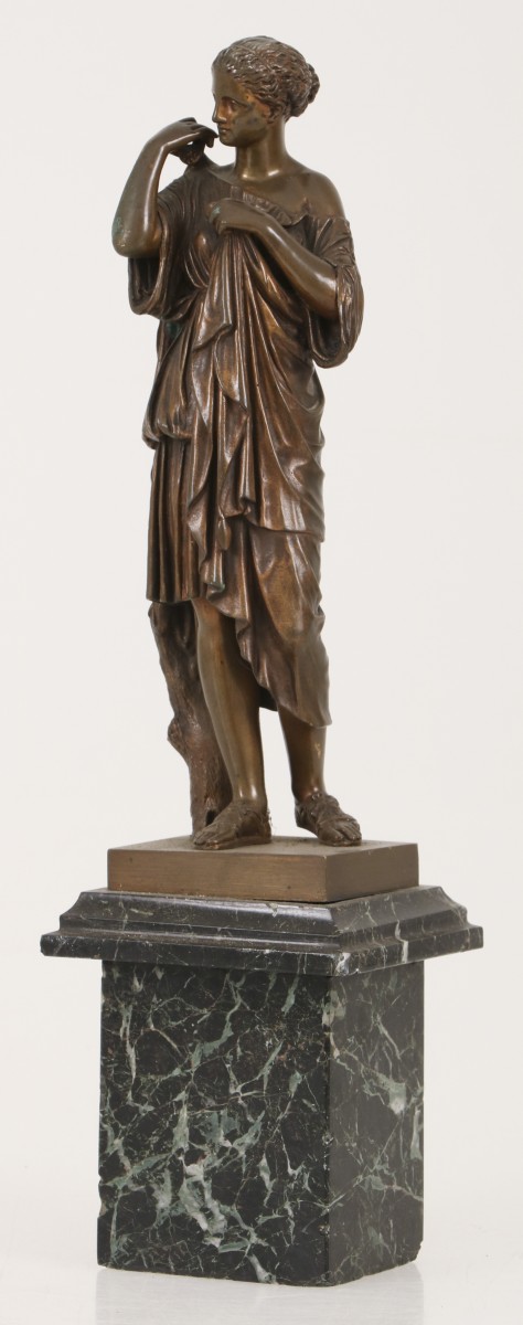 Een bronzen sculptuur van een klassiek geklede dame, ca. 1930.