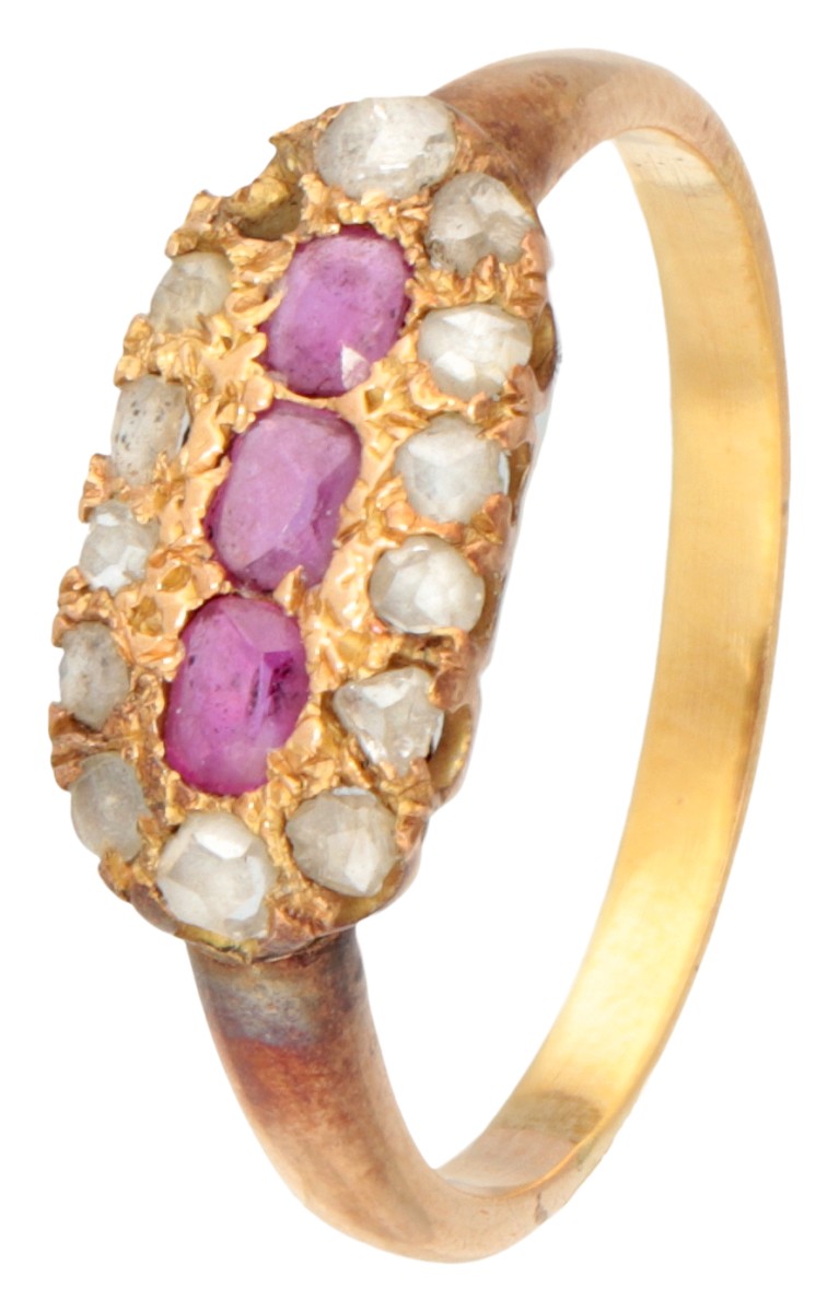 Antieke 18 kt. geelgouden ring bezet met roos geslepen diamant en natuurlijke robijn.