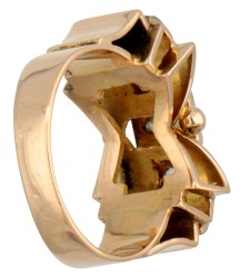 18 kt. Geelgouden strikvormige retro tank ring bezet met ca. 0.11 ct. diamant.
