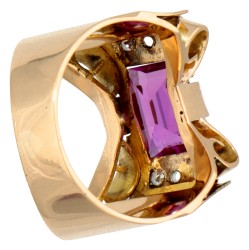 18 kt. Geelgouden strikvormige retro tank ring bezet met diamant in witgoud en synthetische robijn.