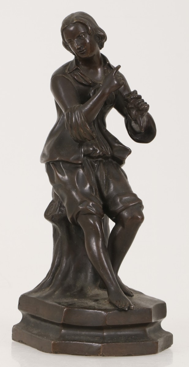 Een bronzen beeld van een jongeling, 20e eeuw.