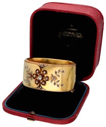 Brede antieke 14 kt. geelgouden floraal gedecoreerde bangle armband bezet met roosgeslepen diamant.