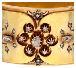 Brede antieke 14 kt. geelgouden floraal gedecoreerde bangle armband bezet met roosgeslepen diamant.