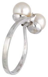 18 kt. Witgouden toi et moi ring bezet met diamant en parel.