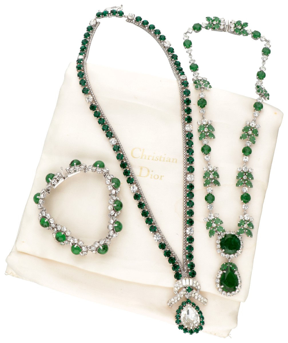 Set van vintage Christian Dior Bijoux armband en collier en een los collier, bezet met gekleurde stenen.