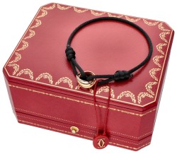 Cartier 18 kt. tricolor gouden 'Trinity' armband met een zwart koord.