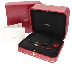 Cartier 18 kt. tricolor gouden 'Trinity' armband met een zwart koord.