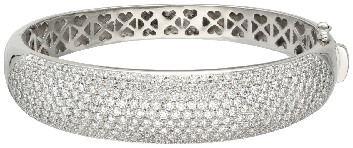 18 kt. Witgouden entourage bangle armband bezet met ca. 7.10 ct. diamant.