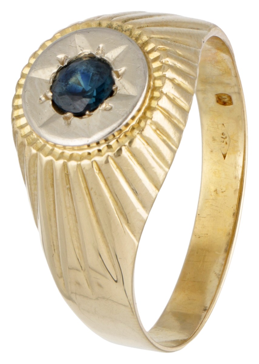 18 kt. Bicolor gouden ring bezet met ca. 0.29 ct. saffier.