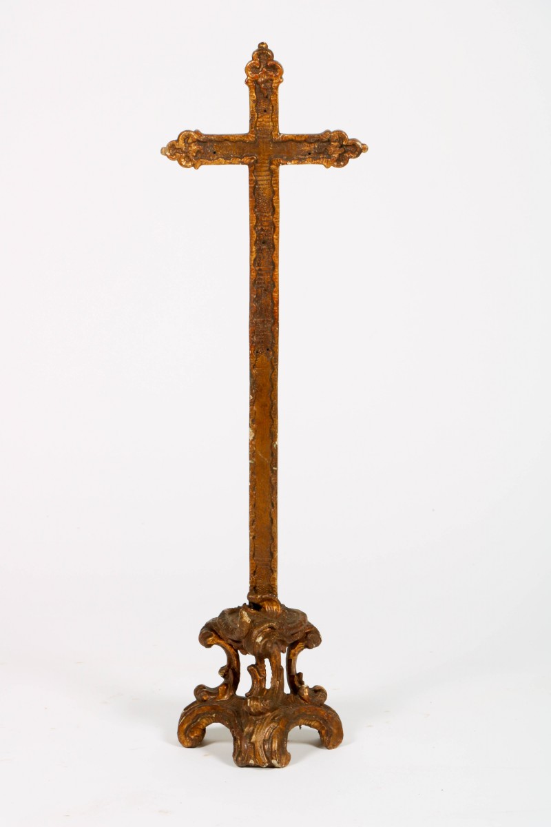 Een gestoken houten crucifix met rocailles, ca. 1900.