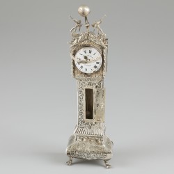 Miniatuur staand horloge zilver.