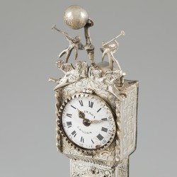 Miniatuur staand horloge zilver.
