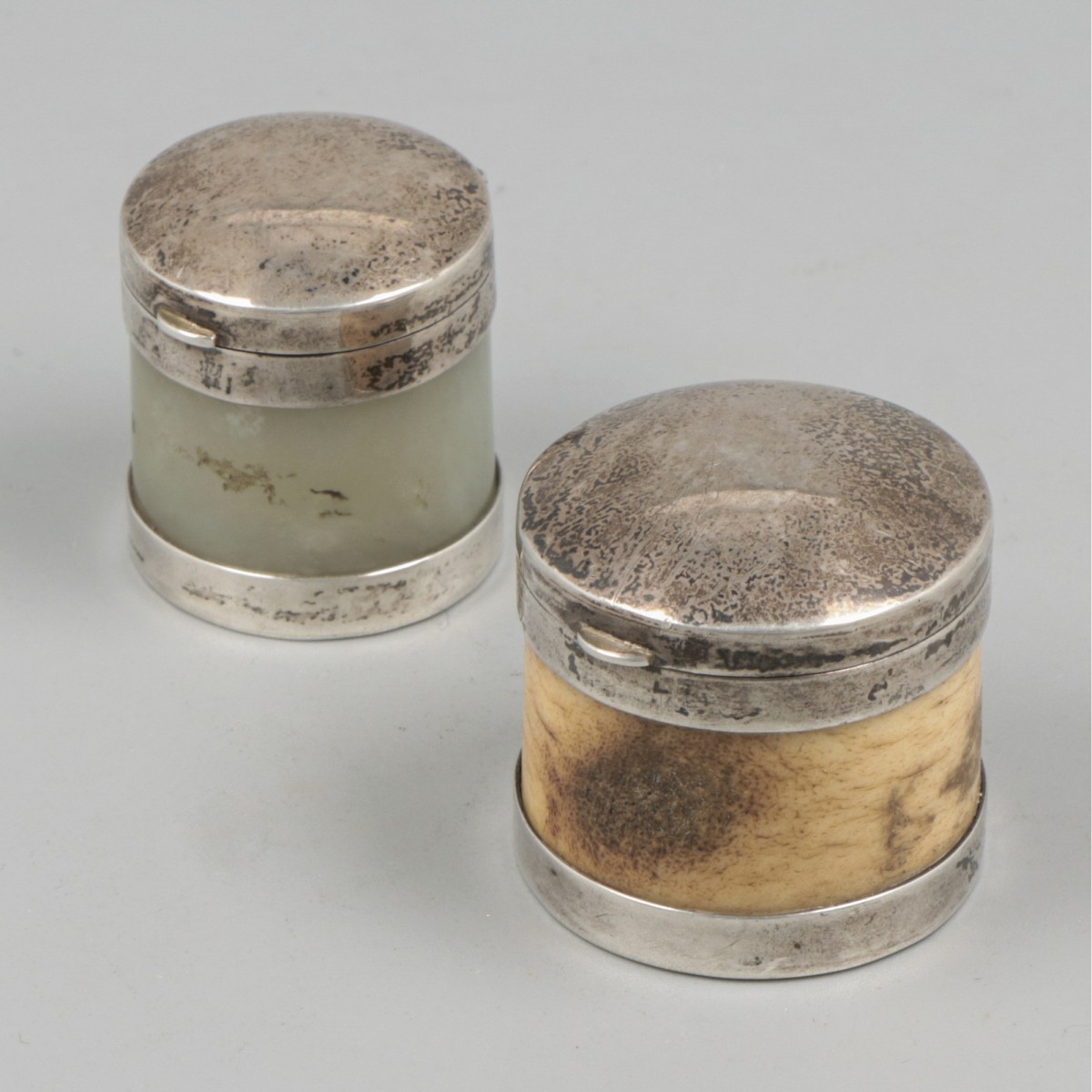 2-delig lot zalfdoosjes zilver.