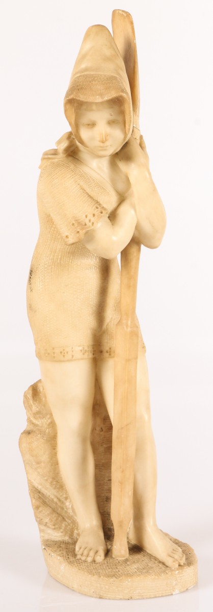 Een marmeren sculptuur van een vrouw in badkledij met peddel, 20e eeuw.