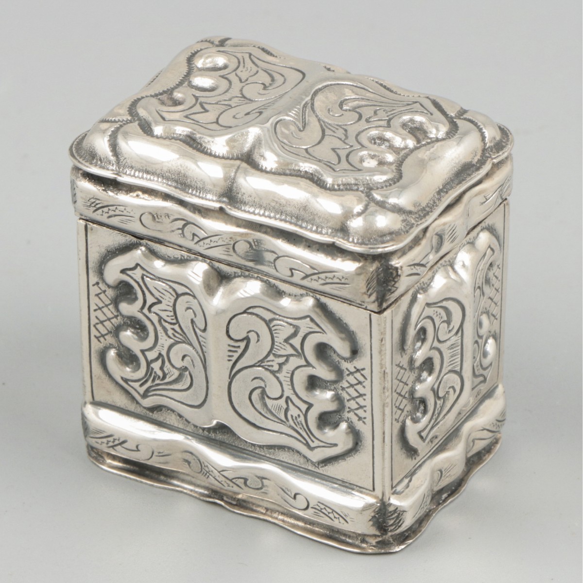 Lodereindoosje zilver.