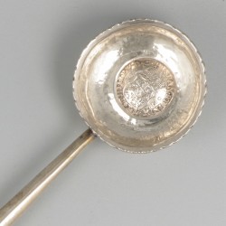 Brandewijn- / flambeerlepel zilver.