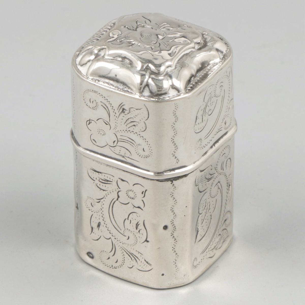 Lodereindoosje zilver.