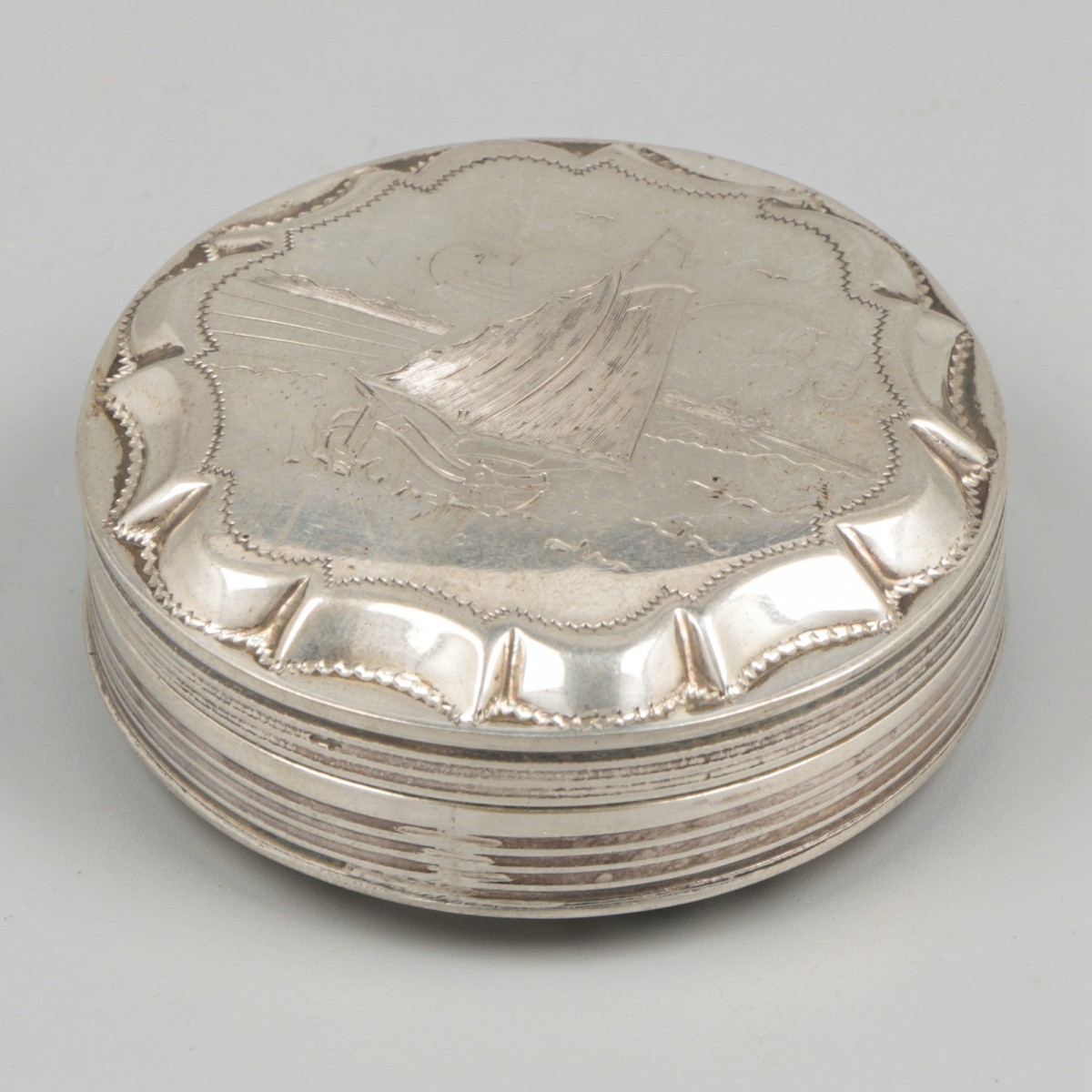 Pepermuntdoosje zilver.