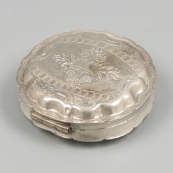Pepermuntdoosje zilver.
