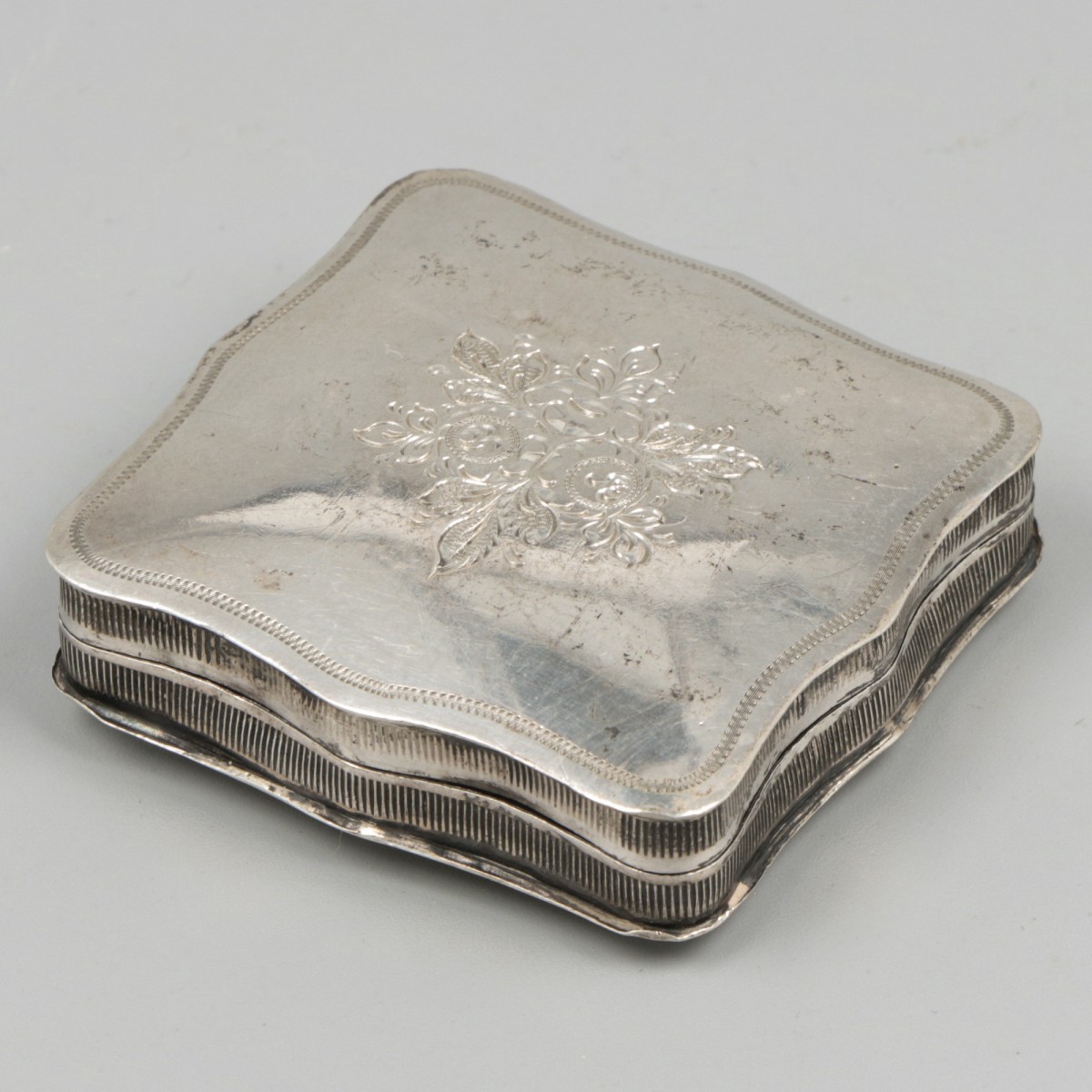 Pepermuntdoosje zilver.