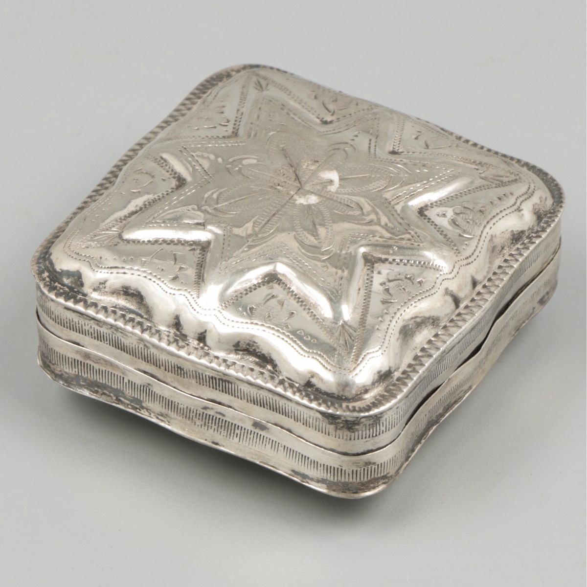 Pepermuntdoosje zilver.