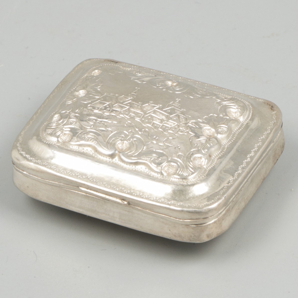 Pepermuntdoosje zilver.