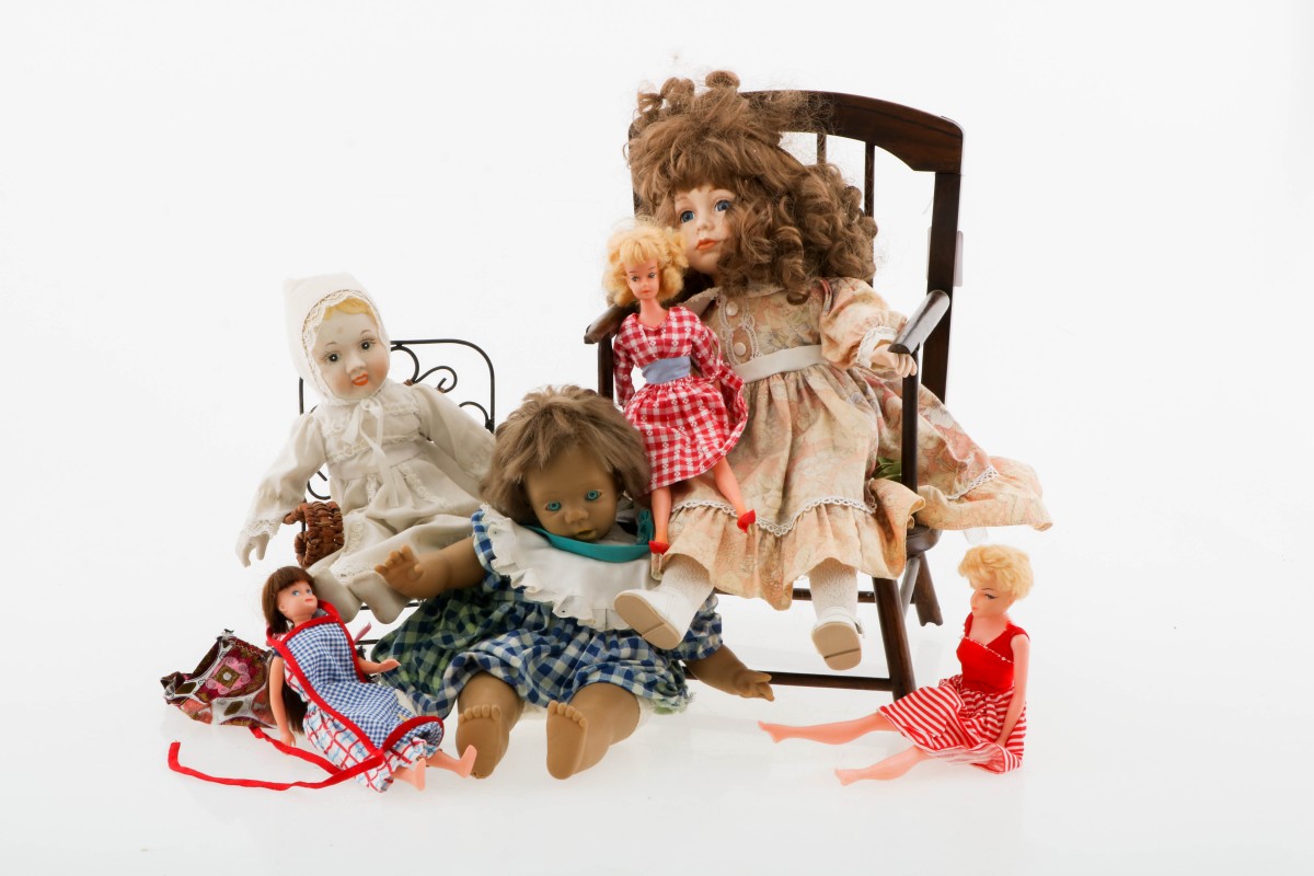 Lot diverse poppen en meubelen