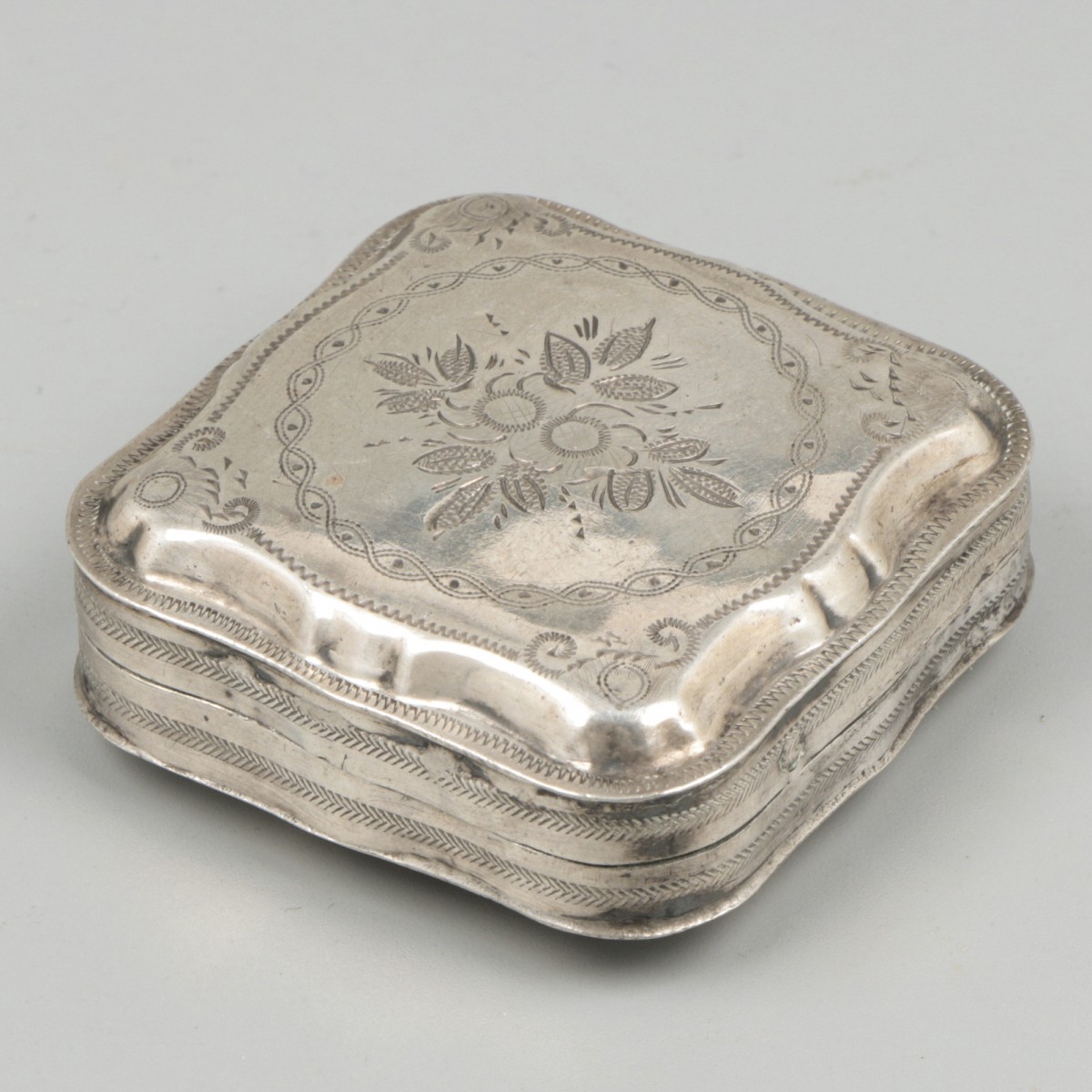 Pepermuntdoosje zilver.