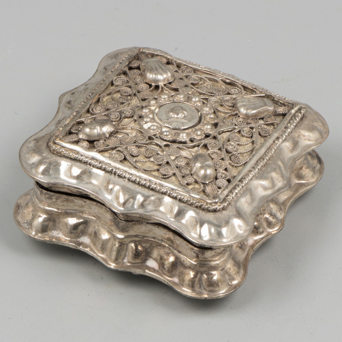 Pepermuntdoosje zilver.