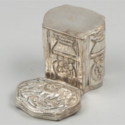 Lodereindoosje zilver.