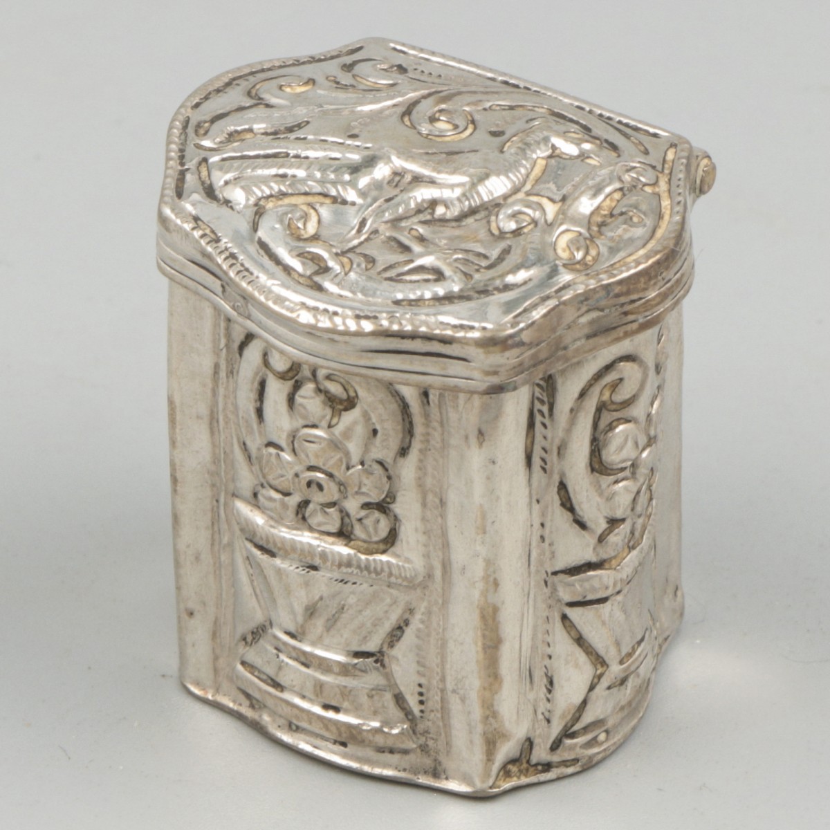 Lodereindoosje zilver.