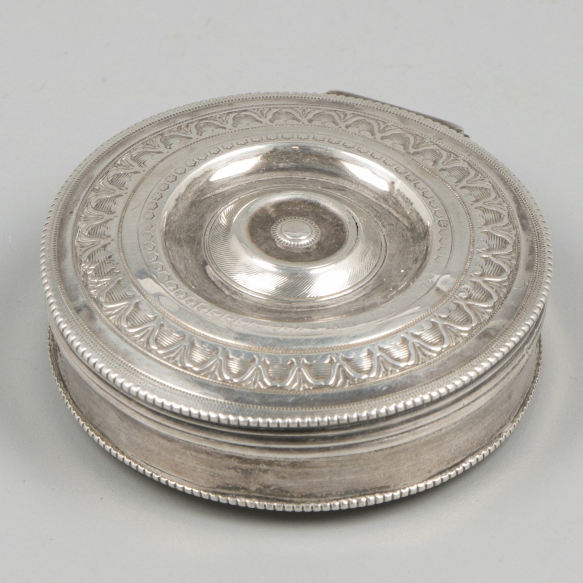 Pepermuntdoosje zilver.