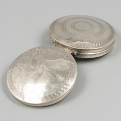 Pepermuntdoosje zilver.