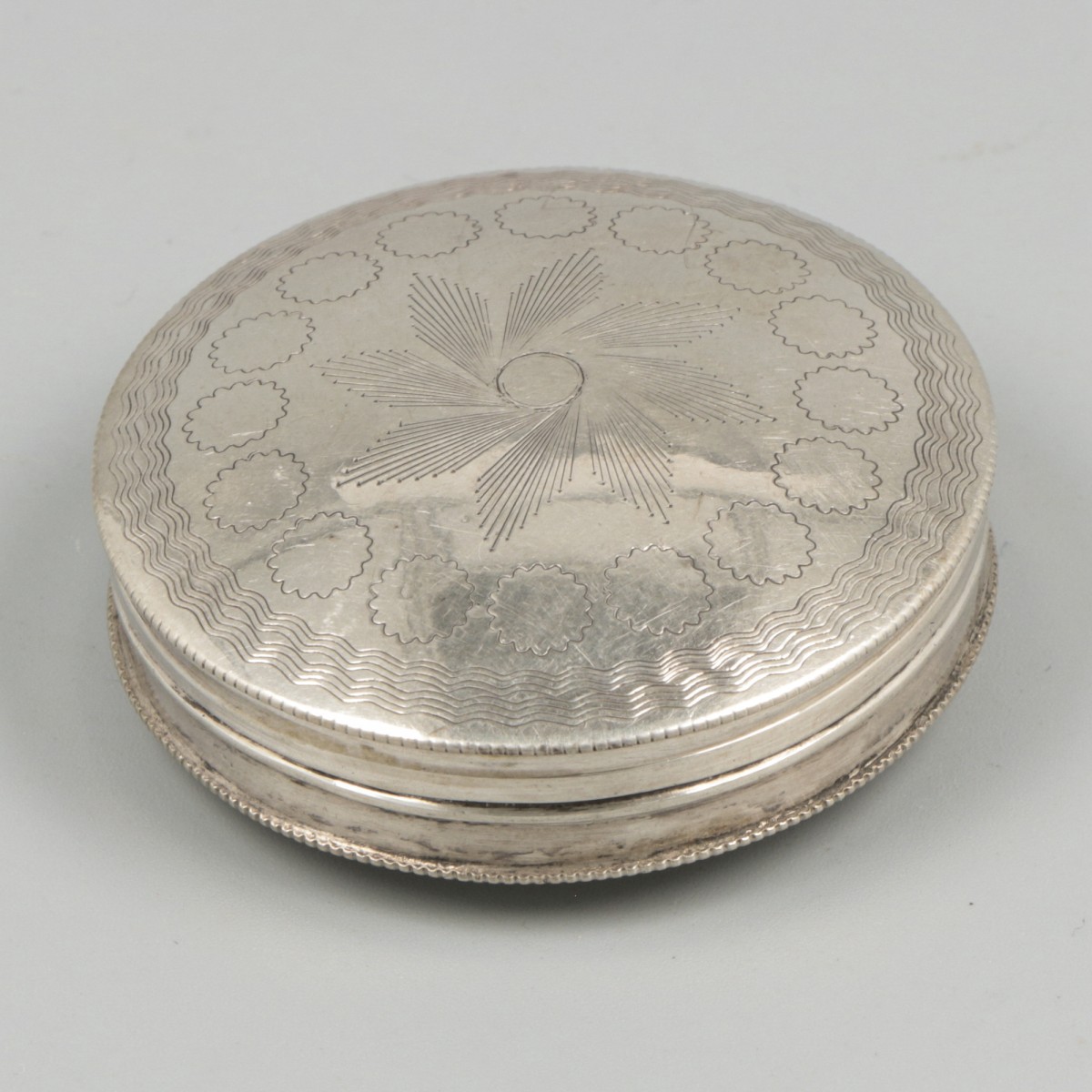 Pepermuntdoosje zilver.