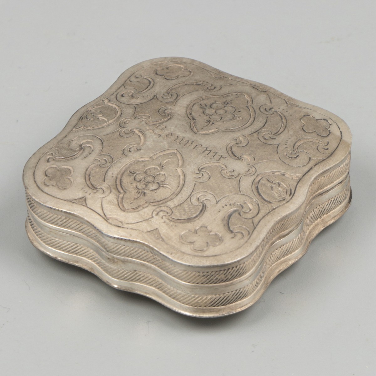 Pepermuntdoosje zilver.
