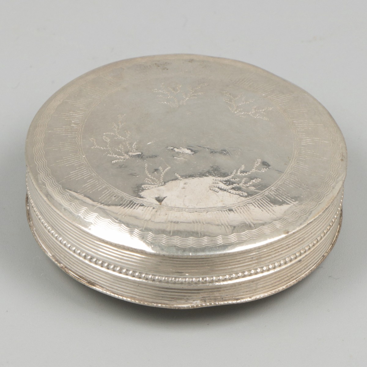 Pepermuntdoosje zilver.